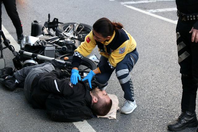 Kaza yapan motosiklet sürücüsünün yanından bir an olsun ayrılmadılar 