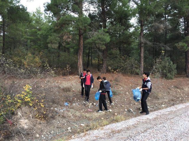 Öğrenciler çevre temizliği yaptı