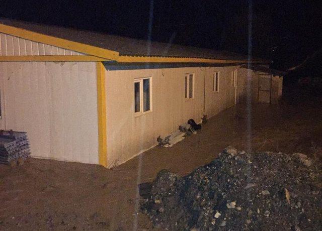 Hakkari Kırıkdağ köyünde sel: 6 işçi mahsur kaldı