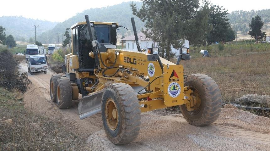 Erdemli’nin kırsal mahallelerinde yol çalışması sürüyor