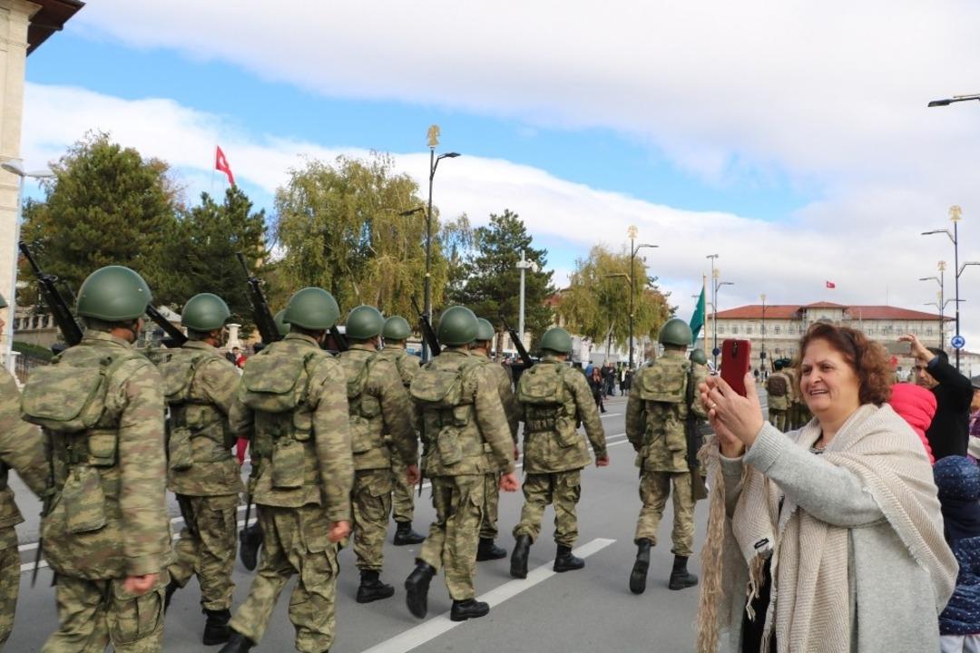 Askerleri g&ouml;ren telefona sarıldı
