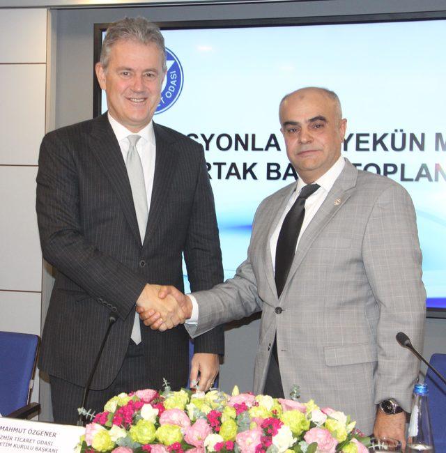 İndirim kampanyası için el sıkışıp 'Dost düşman alışveriş görsün' dediler