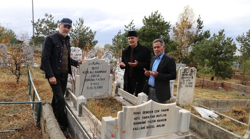 Şehit &Acirc;şık Ali Rahmani &ouml;l&uuml;m&uuml;n&uuml;n 25. yılında mezarı başında anıldı