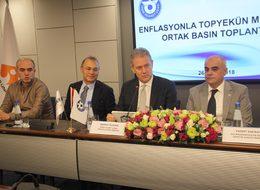 İndirim kampanyası için el sıkışıp 'Dost düşman alışveriş görsün' dediler