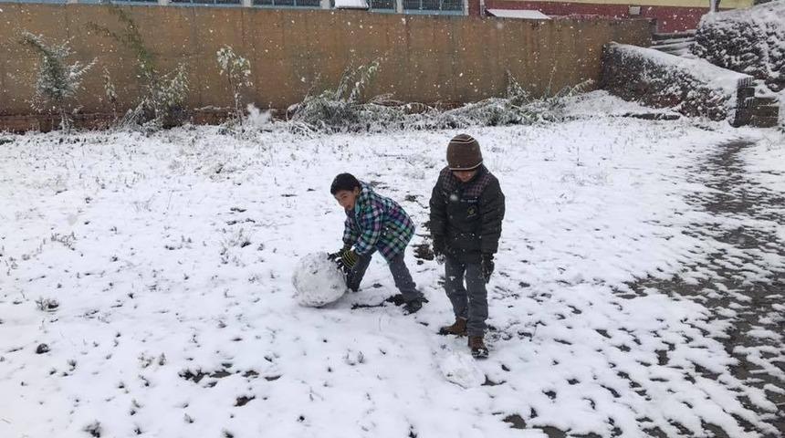 &Ouml;ğrenciler karla erken tanıştı