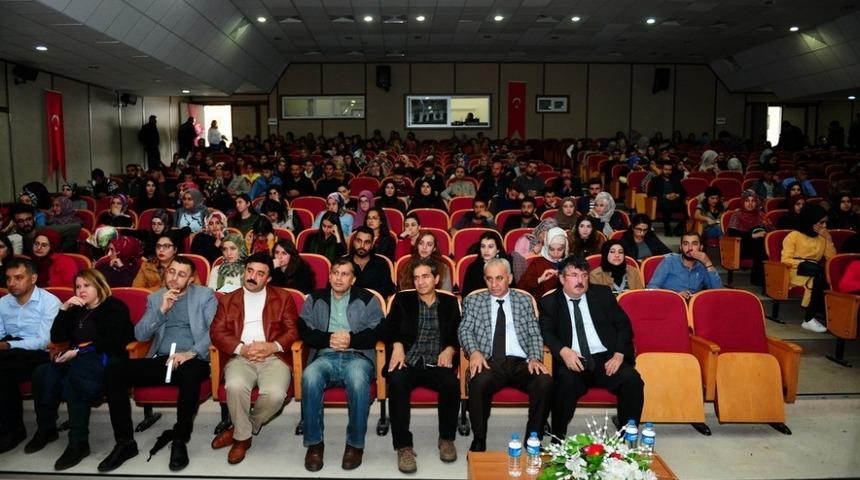 YY&Uuml;&rsquo;de "Okul &ouml;ncesinden liseye G&uuml;ney Kore eğitim sistemi ve &ouml;ğretmen yetiştirme modeli&rdquo; paneli