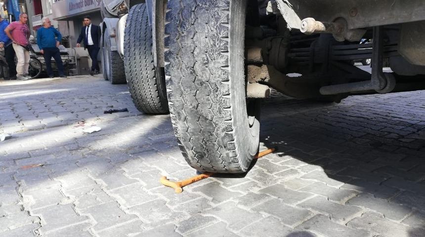 Ayağı kırılan yaşlı adamın bastonu tekerleğin altında kaldı