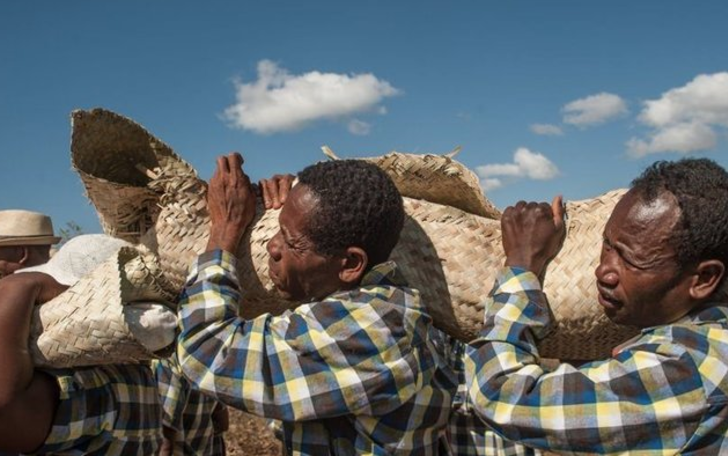 Dünyanın en ilginç geleneği! Mezarları açıp... G2