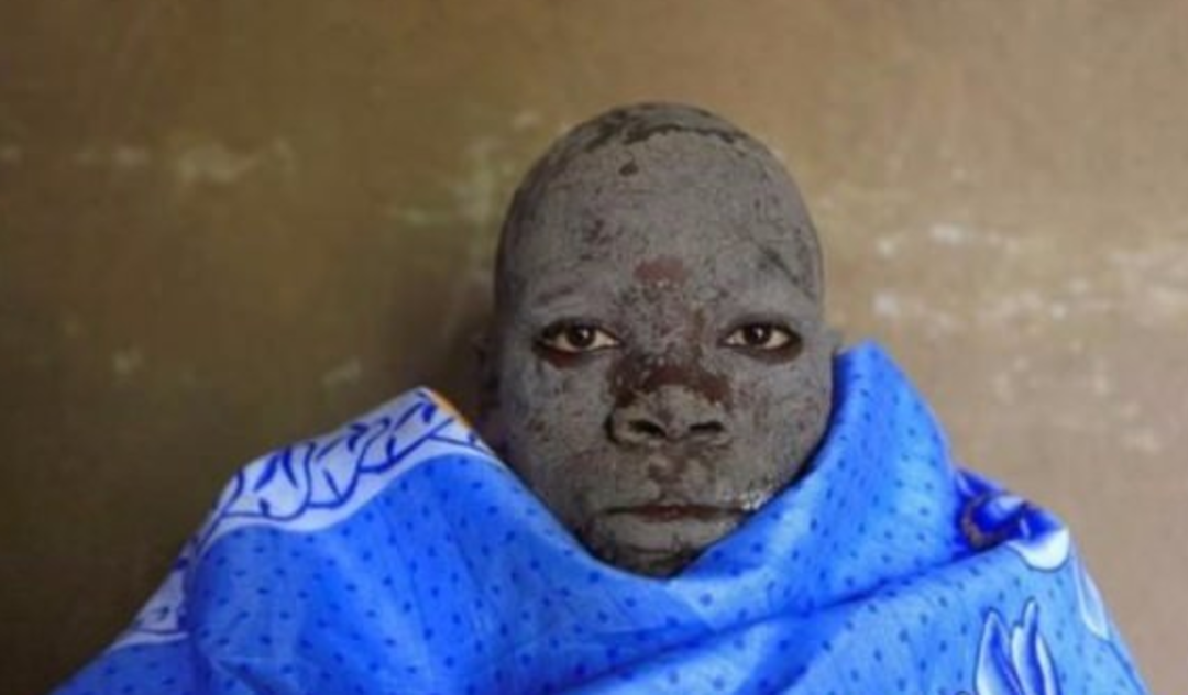 D&uuml;nyanın en ilgin&ccedil; geleneği! Mezarları a&ccedil;ıp...