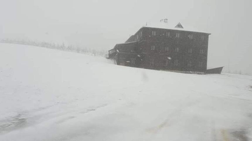 Akdağ beyaza b&uuml;r&uuml;nd&uuml;