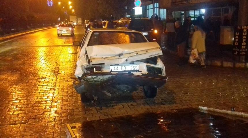 G&ouml;lbaşında iki otomobil &ccedil;arpıştı: 1 Yaralı