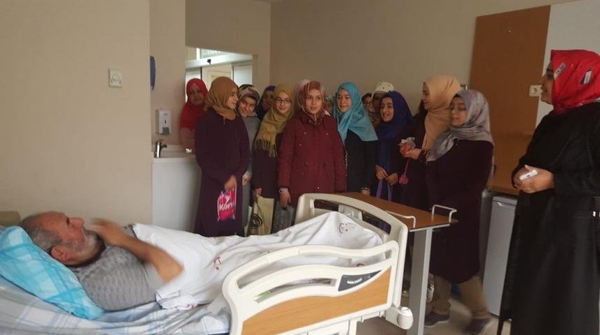 Ortaokul &ouml;ğrencilerinden hastalara ziyaret s&uuml;rprizi