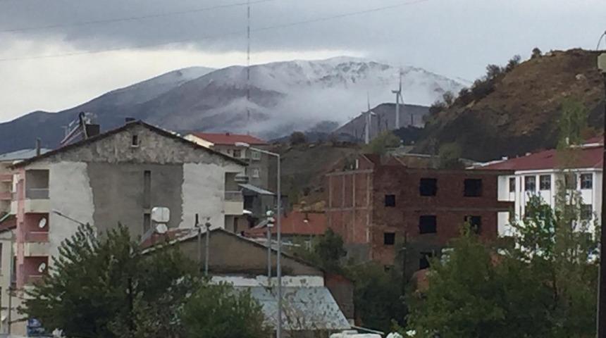 Sincik il&ccedil;esine yılın ilk karı d&uuml;şt&uuml;