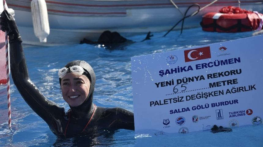 Şahika Erc&uuml;men rekoru Cumhuriyetin 95. yılına hediye etti