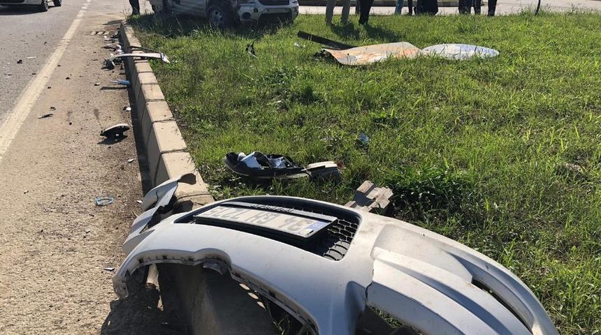 Kavşakta &ccedil;arpıştılar: 2 yaralı