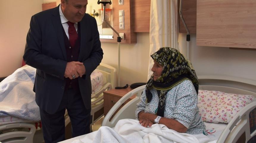 Başkan &Ccedil;er&ccedil;i&rsquo;den hastalara &rsquo;ge&ccedil;miş olsun&rsquo; ziyareti