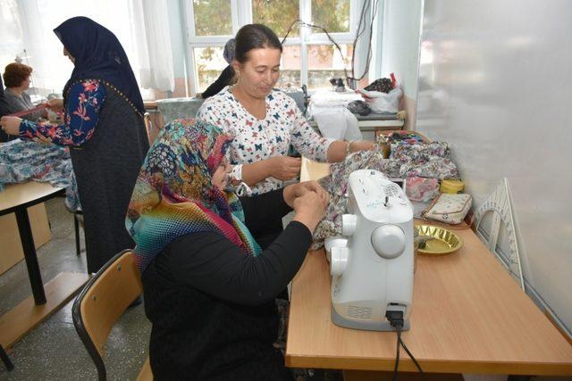 Kadınlar kendi şalvarlarını kendileri dikiyor