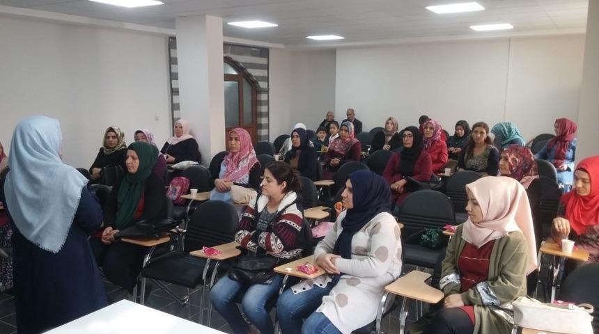 Diyarbakır&rsquo;da &lsquo;Ailenin &Ouml;nemi ve Sağlıklı Aile&rsquo; semineri başladı