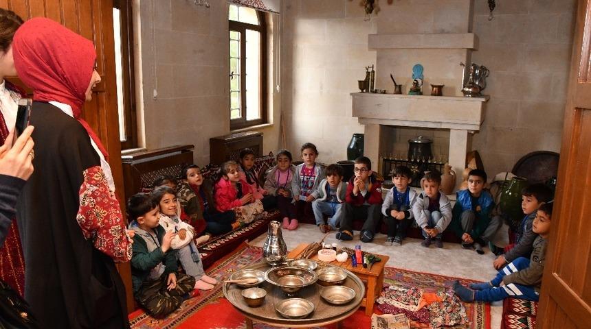 Adıyaman &Uuml;niversitesinde masaldan kuklaya etkinliği d&uuml;zenlendi