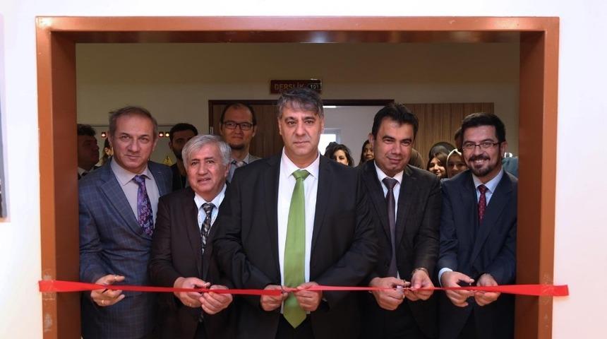 KB&Uuml;&rsquo;de iki ayrı sergi sanatseverlerin beğenisine sunuldu.