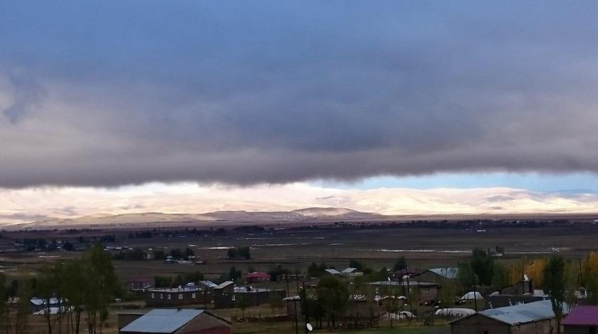Muş’un yüksek kesimlerine yılın ilk karı yağdı
