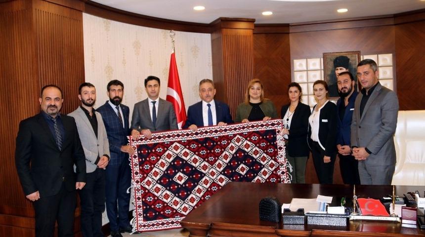 Reng-i Hakari&rsquo;den Vali Toprak&rsquo;a ziyaret