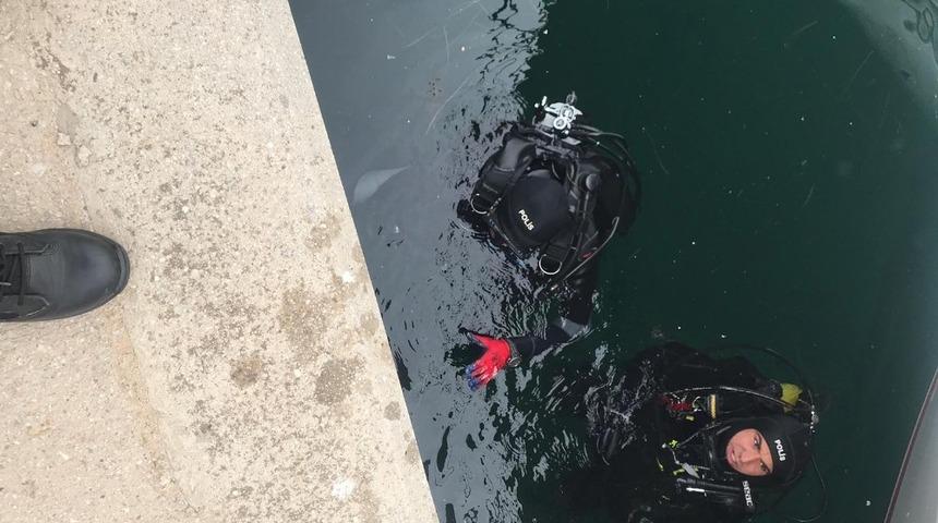 Bunalıma giren gümrük memuru köprüden atladı