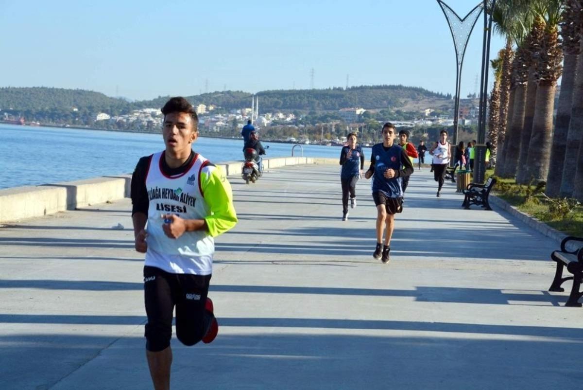 Aliağa&rsquo;da gen&ccedil;ler cumhuriyet i&ccedil;in koştu