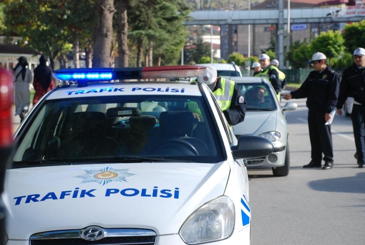 Yayalara &ouml;ncelik vermeyen s&uuml;r&uuml;c&uuml;lere yeni tarifeden ceza yazıldı