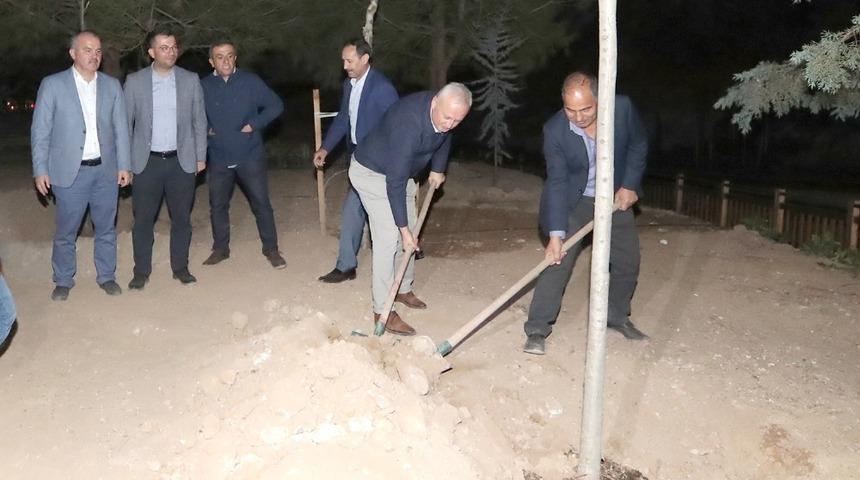 AK Parti heyeti ziyaretin ardından ağa&ccedil; dikti