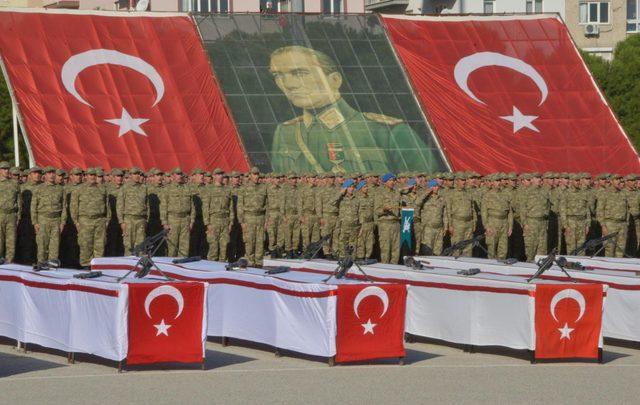 Manisa'da bedelli askerler önce yemin etti sonra da terhis oldu