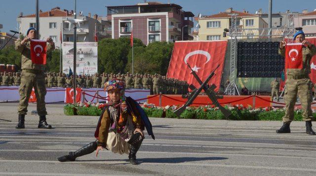 Manisa'da bedelli askerler önce yemin etti sonra da terhis oldu