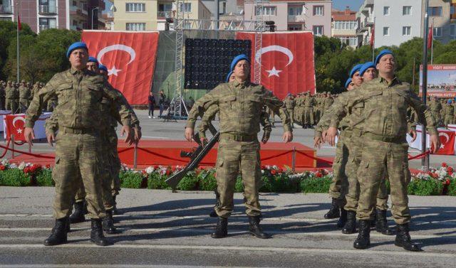 Manisa'da bedelli askerler önce yemin etti sonra da terhis oldu