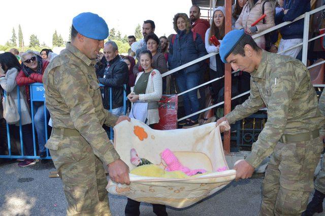 Manisa'da bedelli askerler önce yemin etti sonra da terhis oldu