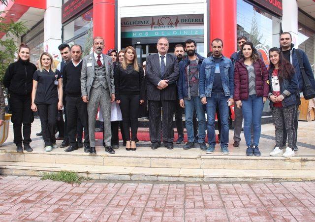 Van’da ‘Hasta Hakları Günü’nü çiçek vererek kutladılar