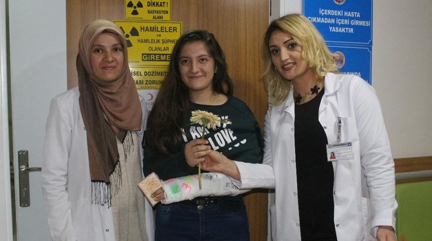 Van&rsquo;da &lsquo;Hasta Hakları G&uuml;n&uuml;&rsquo;n&uuml; &ccedil;i&ccedil;ek vererek kutladılar