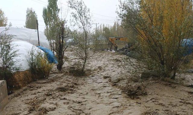 Yüksekova Adaklı köyü sel suları altında kaldı