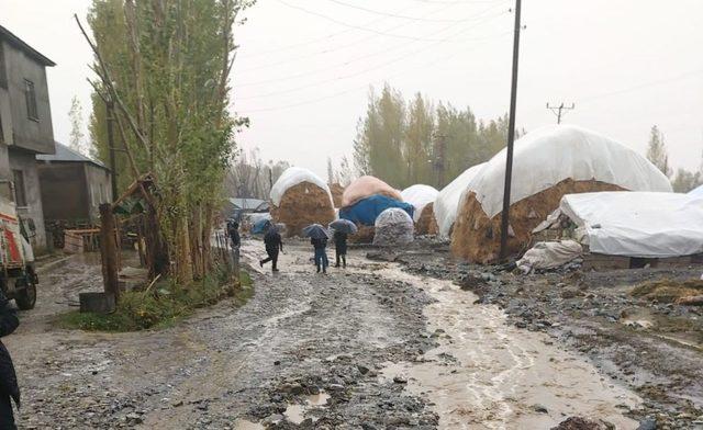 Yüksekova Adaklı köyü sel suları altında kaldı