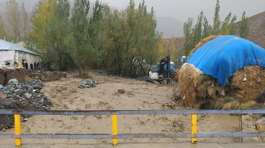 Y&uuml;ksekova Adaklı k&ouml;y&uuml; sel suları altında kaldı