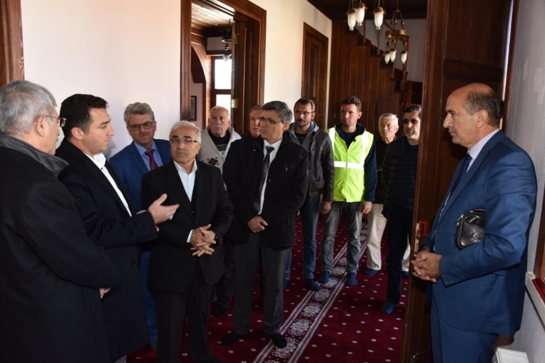 Başkan Bakıcı ve Vakıflar B&ouml;lge M&uuml;d&uuml;r&uuml; Emek&rsquo;ten Soğukpınar Camii incelemesi