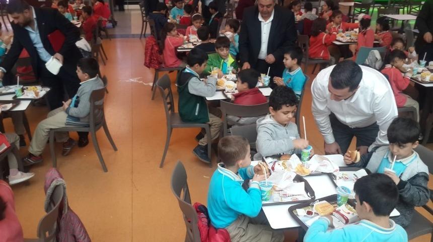 &Ccedil;&ouml;şn&uuml;kl&uuml;ler 120 minik &ouml;ğrenciyi giydirdi