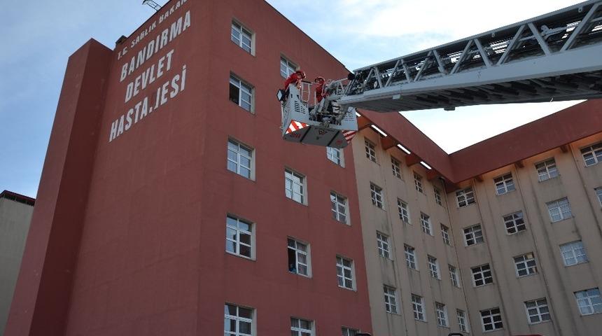 Devlet Hastanesi&rsquo;nde ger&ccedil;eğini aratmayan yangın tatbikatı