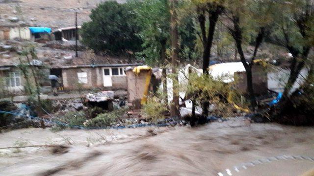 Beytüşşebap sele teslim oldu, okullar tatil edildi (2)