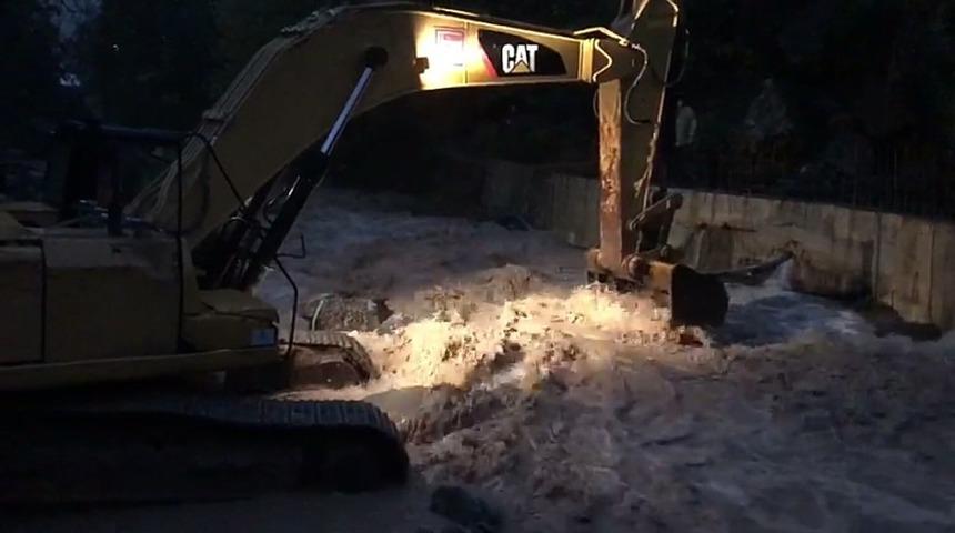 &Ccedil;ukurca&rsquo;nın &Ccedil;ığlı k&ouml;y&uuml;nde aşırı yağışlar nedeniyle dereler taştı