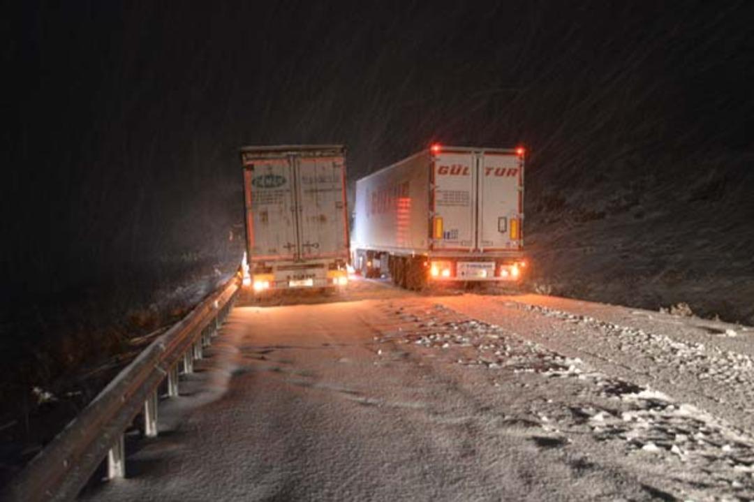 Ulaşıma kar engeli! &Ccedil;ok sayıda ara&ccedil; yolda mahsur kaldı