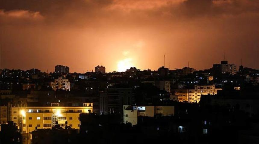 İsrail savaş uçakları ve helikopterleri Gazze'yi vuruyor