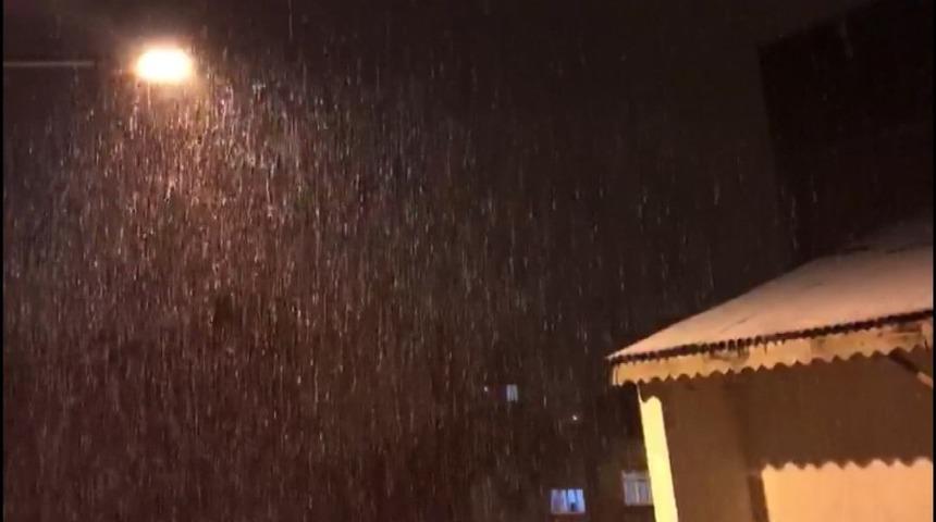 Ağrı&rsquo;da mevsimin ilk karı yağdı