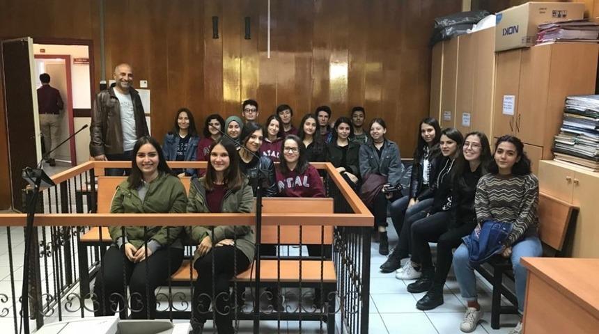 Mahkeme bu defa sanık ve davacıları değil geleceğin hukuk&ccedil;ularını ağırladı