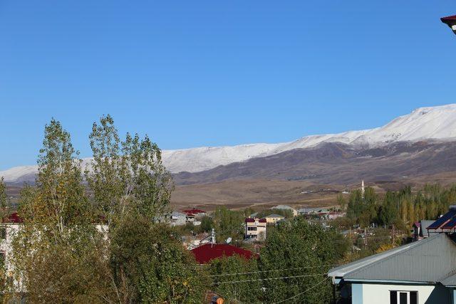 Varto’ya yılın ilk karı yağdı