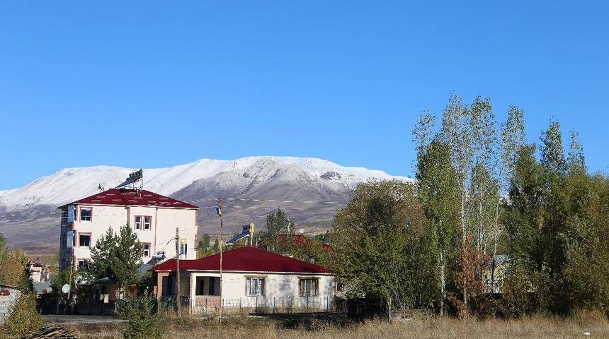 Varto&rsquo;ya yılın ilk karı yağdı